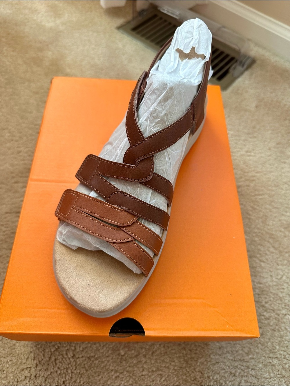 NIB Clarks Sandal Brown 9.5N